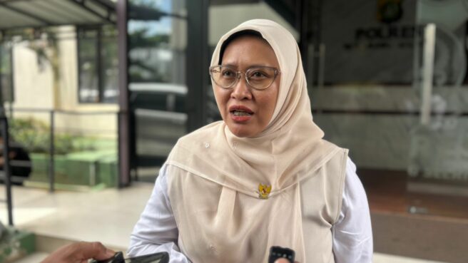 Komisioner KPAI, Diyah Puspitarini, saat mendatangi Polres Tangsel, Selasa (11/11). Foto: Andre Pradana/Tangselife