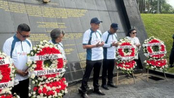 Menteri Sosial, Gus Ipul, saat memanjatkan doa untuk korban pertempuran Lengkong. Foto: Andre Pradana/Tangselife
