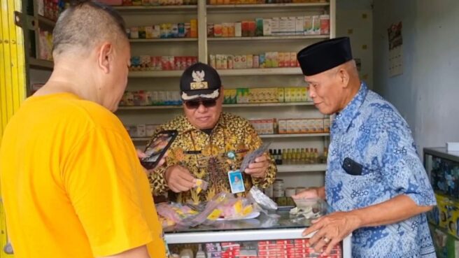Warga menggerebak toko penjual obat terlarang berkedok kosmetik di Pondok Aren.