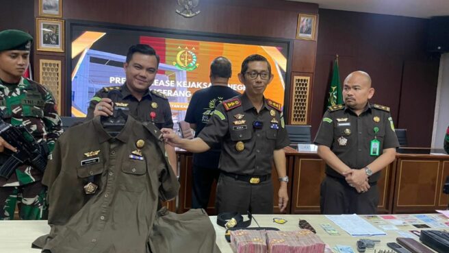 Jaksa Gadungan Bersenpi Ditangkap di Pamulang, Tipu Warga Hingga Rp310 Juta 1 jaksa gadungan