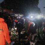 Petugas gabungan saat mengevakuasi pohon tumbang di Jalan Aria Putra, Kedaung, Pamulang. Foto: BPBD Tangsel