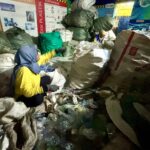 Kegiatan pemilahan dan penyortiran sampah plastik di Koperasi Pemulung Berdaya Tangsel. Foto: Andre Pradana/Tangselife