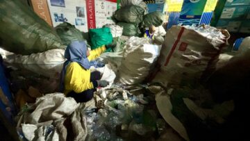 Kegiatan pemilahan dan penyortiran sampah plastik di Koperasi Pemulung Berdaya Tangsel. Foto: Andre Pradana/Tangselife