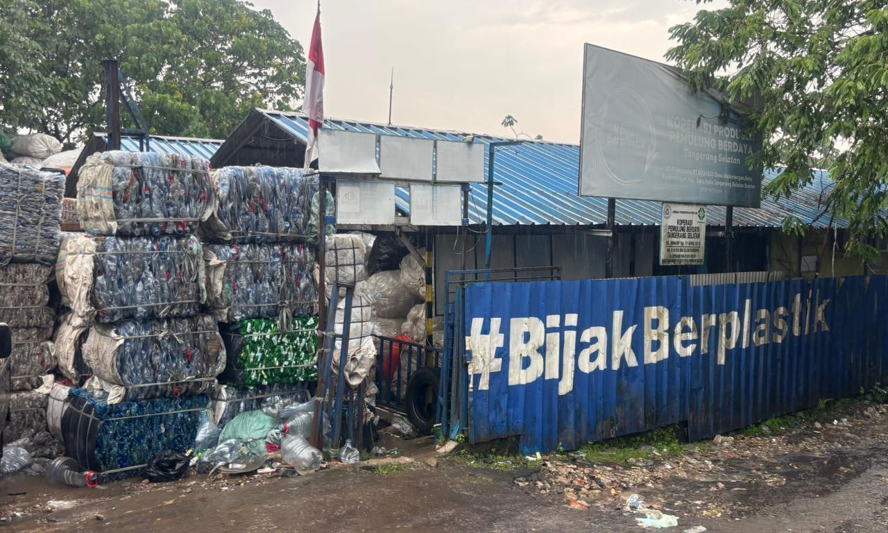 Kelompok Pemulung di Tangsel Raih Omzet Miliaran Perbulan Dari Sampah Plastik 2 Pemulung di Tangsel yang Tergabung kedalam Koperasi Pemulung Berdaya yang berlokasi di jalan Cipeucang Raya, Kelurahan Kademangan, Kecamatan Setu, Kota Tangsel.