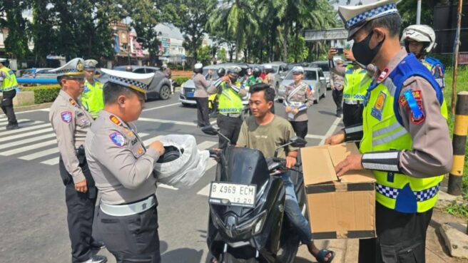 Jajaran Satlantas Polres Tangsel saat menggelar Operasi Zebra 2025 di jalan Letnan Sutopo, Serpong. Foto: Polres Tangsel