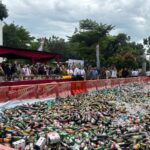 Satpol PP Tangsel musnahkan 13.970 botol miras hasil operasi selama 2025, Rabu (26/11). Foto: Andre Pradana/Tangselife