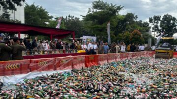 Satpol PP Tangsel musnahkan 13.970 botol miras hasil operasi selama 2025, Rabu (26/11). Foto: Andre Pradana/Tangselife