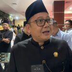 Ketua DPRD Tangsel, Abdul Rasyid, seusai memimpin sidang paripurna istimewa HUT ke-17 Tangsel, Rabu (26/11). Foto: Andre Pradana/Tangselife