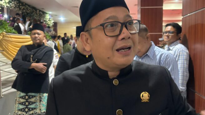 Ketua DPRD Tangsel, Abdul Rasyid, seusai memimpin sidang paripurna istimewa HUT ke-17 Tangsel, Rabu (26/11). Foto: Andre Pradana/Tangselife