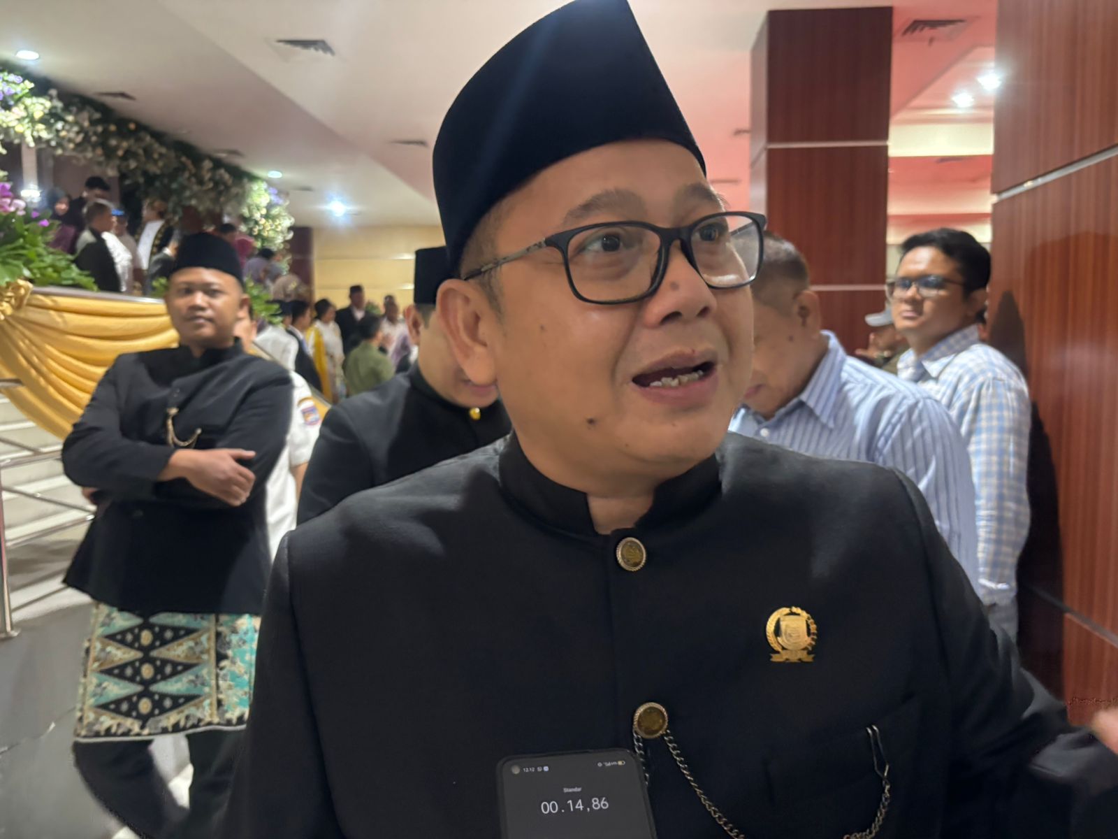 Ketua DPRD Tangsel, Abdul Rasyid, seusai memimpin sidang paripurna istimewa HUT ke-17 Tangsel, Rabu (26/11). Foto: Andre Pradana/Tangselife
