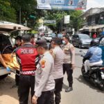 Pihak Kepolisian saat mengevakuasi mayat pria tunawisma di Ciputat. Foto: Ist