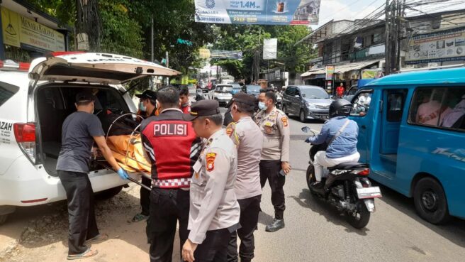 Pihak Kepolisian saat mengevakuasi mayat pria tunawisma di Ciputat. Foto: Ist
