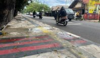 Kondisi trotoar di Setu Tangsel yang viral karena guiding block tampak hanya di cat. Foto: Andre Pradana/Tangselife