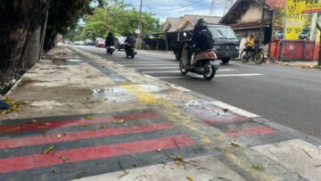 Kondisi trotoar di Setu Tangsel yang viral karena guiding block tampak hanya di cat. Foto: Andre Pradana/Tangselife