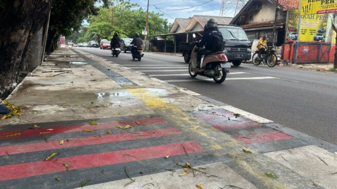 Kondisi trotoar di Setu Tangsel yang viral karena guiding block tampak hanya di cat. Foto: Andre Pradana/Tangselife