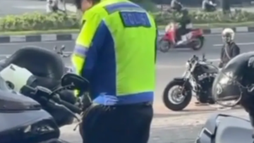Pemuda Pakai Jaket Polantas Saat Touring Harley di Bali