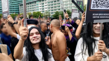 Personel Agak Laen Turun ke Jalan Berkostum Hantu Galang Donasi untuk Korban Bencana Sumatera