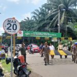 Petugas Satpol PP Tangsel membongkar pagar di akses jalan Muncul-Parung yang hendak ditutup BRIN. Foto: ist