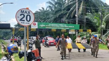 Petugas Satpol PP Tangsel membongkar pagar di akses jalan Muncul-Parung yang hendak ditutup BRIN. Foto: ist