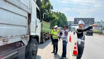 Puluhan truk melanggar jam operasional terjaring razia Dishub Tangsel. Foto: Dishub Tangsel