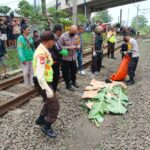 Pihak Kepolisian saat mengevakuasi korban tewas tertabrak kereta di Cisauk, Tangerang. Foto: Polsek Cisauk