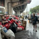 Tumpukan sampah di bawah flyover Ciputat, jalan Ir Haji Juanda, Ciputat, Kota Tangsel, Kamis (11/12). Foto: Andre Pradana/Tangselife
