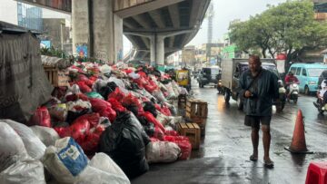 Tumpukan sampah di bawah flyover Ciputat, jalan Ir Haji Juanda, Ciputat, Kota Tangsel, Kamis (11/12). Foto: Andre Pradana/Tangselife