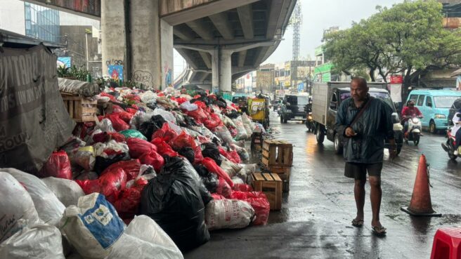 Tumpukan Sampah Menggunung di Bawah Flyover Ciputat Hingga Keluarkan Aroma Busuk 1 Tumpukan sampah di bawah flyover Ciputat, jalan Ir Haji Juanda, Ciputat, Kota Tangsel, Kamis (11/12). Foto: Andre Pradana/Tangselife