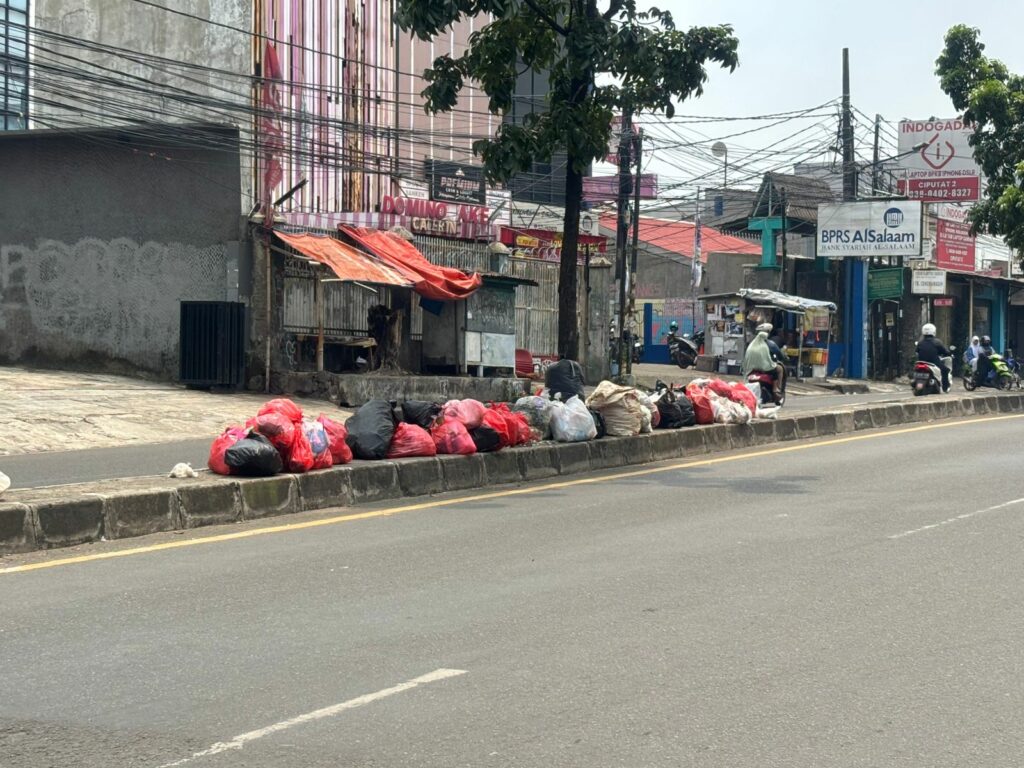 Tak Hanya di Ciputat, Tumpukan Sampah Juga Terpantau di Pasar Jombang dan Serpong 2 Tumpukan sampah di trotoar jalan Dewi Sartika, Ciputat. Foto: Andre Pradana/Tangselife