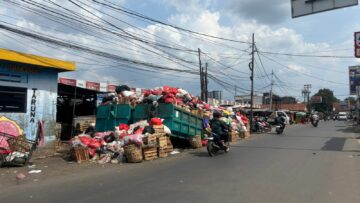 Tumpukan sampah di Pasar Jombang, Ciputat. Foto: Andre Pradana/Tangselife