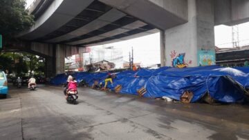 Tumpukan sampah di bawah Flyover Ciputat di tutup terpal biru