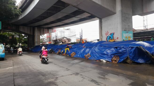 TPA Cipeucang Overload, Tumpukan Sampah di Tangsel Ditutup Terpal Biru dan Cairan Anti Bau, Efektifkah? 1 Tumpukan sampah di bawah Flyover Ciputat di tutup terpal biru