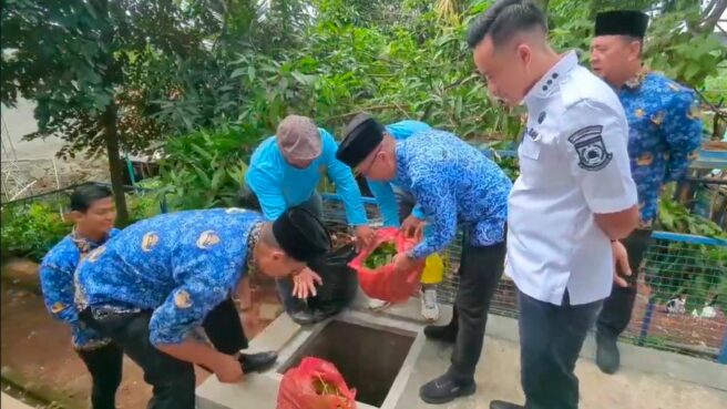 Proses pembekalan olahan sampah organik menjadi pupuk kompos di Kecamatan Ciputat. Foto: Andre Pradana/Tangselife