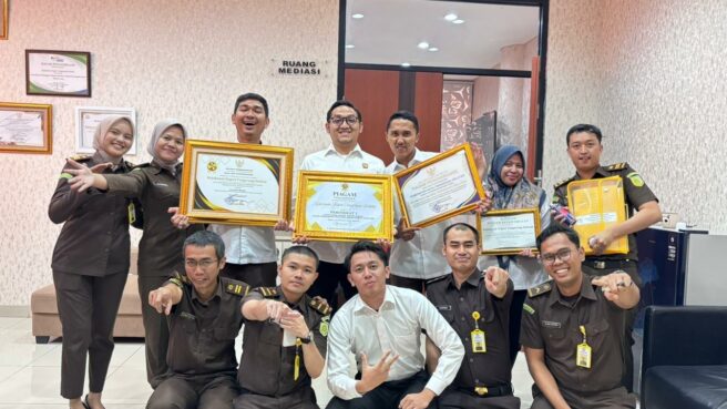 Bidang Datun dan Intelijen Kejari Tangsel Raih Penghargaan Satuan Kerja Terbaik di Rakorda 2025 1 Bidang Datun dan Intelijen Kejari Tangsel Raih Penghargaan Satuan Kerja Terbaik