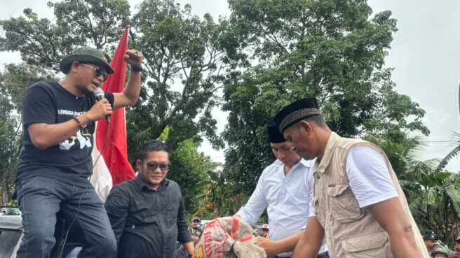 Terdampak TPA Cipeucang, Puluhan Warga Serpong Demo Bawa Sampah ke DPRD Tangsel 1 terdampak tpa cipeucang