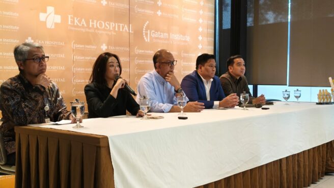 Eka Hospital Cetak Sejarah, 100 Operasi Ganti Lutut Gunakan Teknologi Robot Tanpa Infeksi 1 Konferensi Pers Pencapaian 100 Kasus Operasi Ganti Lutut Robotik atau Total Knee Replacement (TKR) di Eka Hospital menggunakan teknologi Velys Robotic-Assisted System, Kamis 18 Desember 2025.