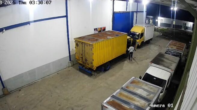 Rekaman CCTV aksi pencurian mobil box di Serpong, Kota Tangsel. Foto: tangkapan layar