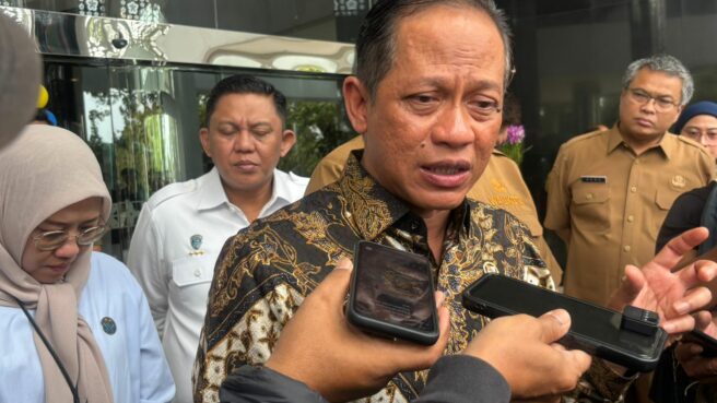 Menteri LH, Hanif Faisol Nurofiq, seusai bertemu dengan Walikota Tangsel, Benyamin Davnie, di Puspemkot Tangsel, Senin (22/12). Foto: Andre Pradana/Tangselife