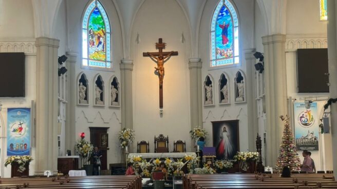 Misa Natal di Gereja Santo Laurensius Alam Sutera