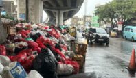 Tumpukan sampah yang terjadi di kolong flyover Ciputat beberapa hari lalu. Foto: Andre Pradana/Tangselife