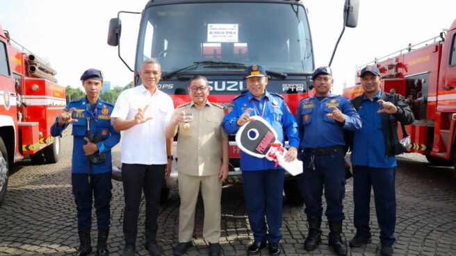Gubernur Jakarta, Pramono Anung, saat memberikan hibah kendaraan ke Damkar Tangsel, Senin (29/12). Foto: Damkar Tangsel