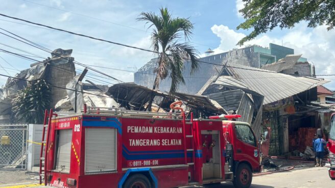 kebakaran toko material dan bengkel di Ciputat