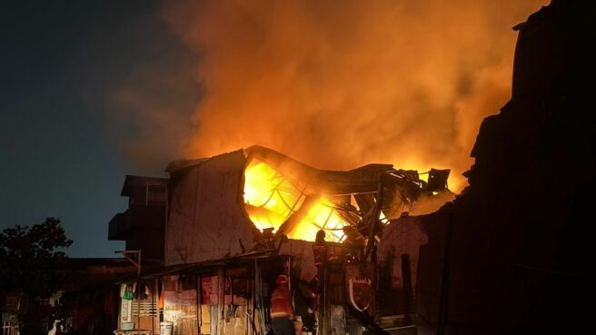 Kebakaran yang melanda Pabrik Konstruksi di wilayah Serpong Utara pada Senin (15/9). Foto: Andre Pradana/Tangselife