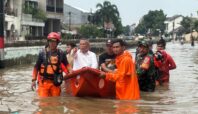 Walikota Tangsel, Benyamin Davnie, saat meninjau banjir di perumahan Pondok Maharta, Pondok Aren, (8/7). Foto: Andre Pradana/Tangselife