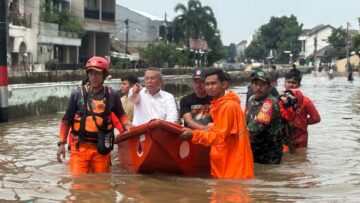 Walikota Tangsel, Benyamin Davnie, saat meninjau banjir di perumahan Pondok Maharta, Pondok Aren, (8/7). Foto: Andre Pradana/Tangselife
