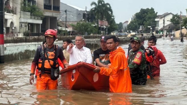 Walikota Tangsel, Benyamin Davnie, saat meninjau banjir di perumahan Pondok Maharta, Pondok Aren, (8/7). Foto: Andre Pradana/Tangselife