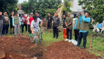 pembuatan lubang teba komposter di wilayah RW 23 Jombang, Ciputat. Foto: ist