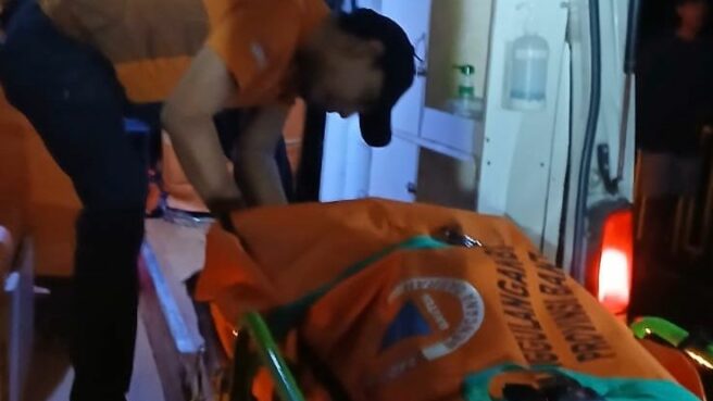 Petugas BPBD Tangsel saat mengevakuasi jasad wanita meninggal di tandon Ciater. Foto: BPBD Tangsel