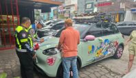 Polisi menilang mobil berstrobo dan klakson telolet yang ramai di media sosial. Foto: ist
