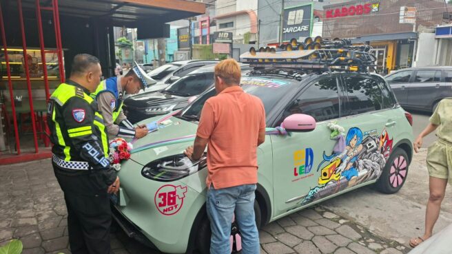 Polisi menilang mobil berstrobo dan klakson telolet yang ramai di media sosial. Foto: ist
